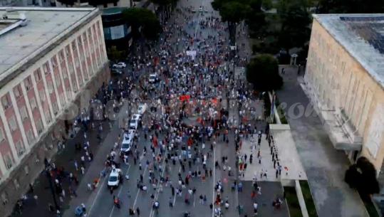 Qytetarët 27 ditë në protestë, këmbëngulin në kërkesat e Goxhajt drejtuar qeverisë! Mesazhe edhe për 82-vjetorin e gjenocidit mbi Çamërinë