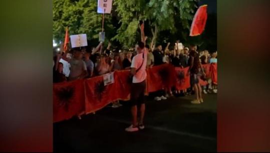 ‘Mos e shit Shqipërinë për 600 mijë lekë’- Protestuesit ndalen para Drejtorisë së Përgjithshme të Policisë: Bashkohuni me ne!