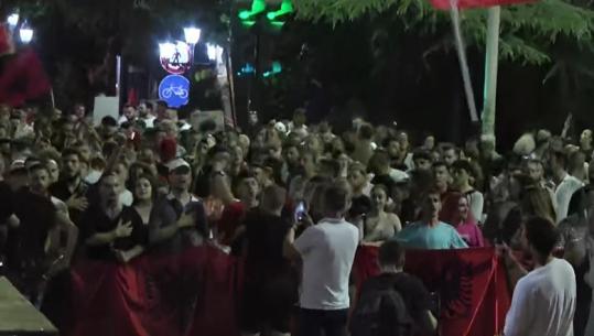 ‘Opozitë e shitur’- Protestuesit ndalen para selisë së PD-së, kërkojnë largimin e Sali Berishës