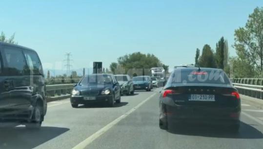 Temperaturat e larta/ Fluks i lartë automjetesh në aksin Lezhë-Milot dhe në rrugën drejt Shëngjinit