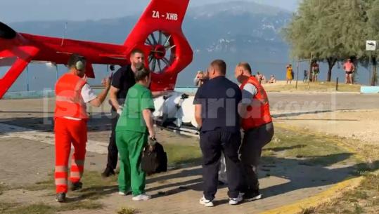 Dhunoi me shkop druri bashkëshorten në Pogradec, shoqërohet në polici 78-vjeçari! E moshuara niset drejt Traumës me helikopter