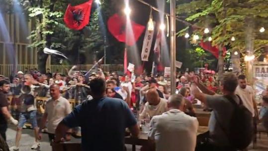 ‘Bashkohuni me ne’, ‘çohuni nga kafja’, protestuesit marshojnë në Bllok