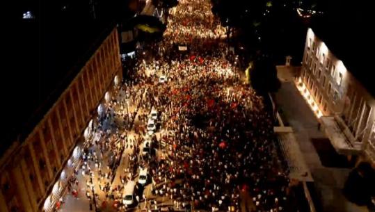 LIVE TV- Protesta, theksohen kërkesat për Ramën! Dorëheqjen ia kërkuan përmes ministres me inteligjencë artificiale Diella 