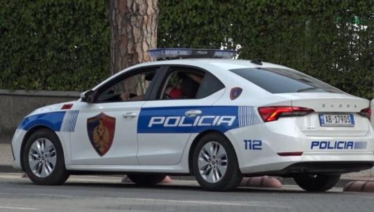 'Jam polic', 22-vjeçari kapet në Tiranë me dokumenta të rreme, në banesë i gjenden fishekë, para dhe medalione të Policisë