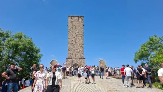 Brohoritën 'Kosova është Serbi' gjatë ceremonisë së Vidovdanit pranë Prishtinës, disa persona shoqërohen në polici