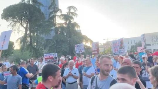 Protesta e 29-të në Tiranë kundër qeverisë, qytetarët mblidhen te sheshi 'Skëndërbej'