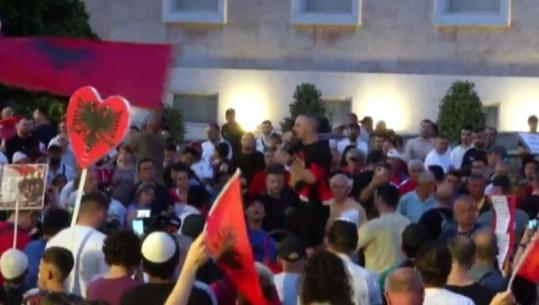 Protesta e 29-të para Kryeministrisë, i riu: Partitë e vogla mos ta përdorin për fushata dhe qëllime personale