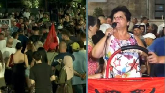 Protestë edhe për hallet e zemrës: Jam këtu se më ka lënë burri