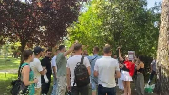 Protestat në Tiranë/ Një grup tubuesish mblidhen te Kryesia e Kuvendit