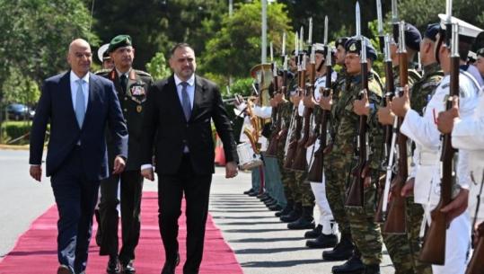 Ministri Nufi pritet në Athinë nga homologu grek Dendias, bashkëpunimi ushtarak dhe siguria kibernetike në qendër të takimit