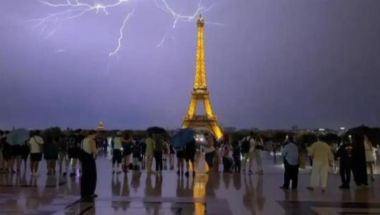 Parisi u përfshi nga stuhia, Kulla Eiffel goditet nga rrufeja