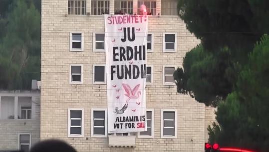Protestuesit braktisin sheshin dhe futen te Politekniku për të mbështetur studentët që shpalosën banderolën 'Ju erdhi fundi'