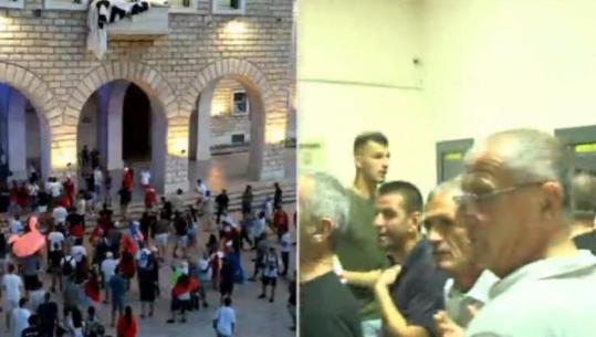 Tiranë/ Tubimi i 30-të, kërkohet largimi i Ramës e Berishës nga skena politike! Protestuesit 'mësyjnë' te Politekniku! Shpaloset banderola gjigande