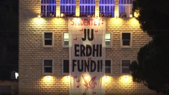 Pasi u hoq herën e parë, protestuesit shpalosin sërish nga ballkoni i Politeknikut banderolën 'Ju erdhi fundi'