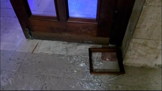 Protestuesit thyejnë xhama dhe dyer në Universitetin Politeknik të Tiranës