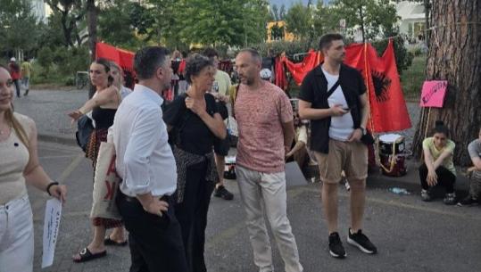 Gjashtë europarlamentarë i bashkohen protestës para Kryeministrisë