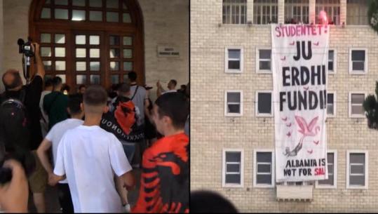Dita e 30-të e tubimit nis me tensione për një banderolë, protestuesit ‘mësyjnë’ te Politekniku dhe shqyejnë derën! Nesër para Parlamentit dhe në Rrjoll