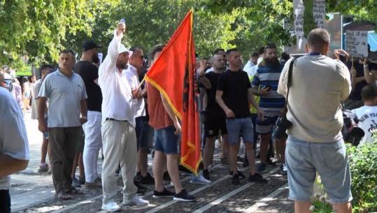 Kuvendi mblidhet në seancë plenare, një grup qytetarësh protestë jashtë: Anuloni ligjin për zonat e mbrojtura