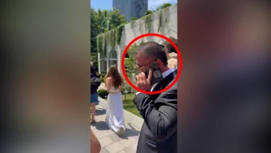 Një grup qytetarësh protestë jashtë Kuvendit: Opozitë e shitur! Incident me Tërmet Peçin, e ndjekin nga pas: Hajdut! Hedhin vezë drejt makinave (VIDEO)