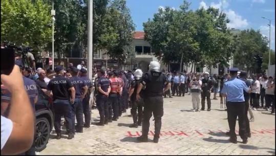 Tensionet në protestën para Kuvendit, reagon Komiteti Shqiptar i Helsinkit: Ndërhyrja e Policisë u shoqërua me përdorim të forcës fizike! Organizatorët e tubimeve të shmangin përshkallëzimin e situatës