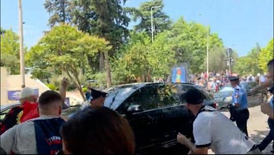 Momenti kur protestuesit sulmojnë me vezë makinën që del nga Kuvendi