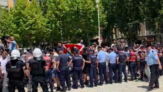 Zv.kryeministrja Koçiu: Dhuna në protestën jashtë Kuvendit, e organizuar nga një grup njerëzish që vendosin agjendat e tyre politike mbi interesin e vendit