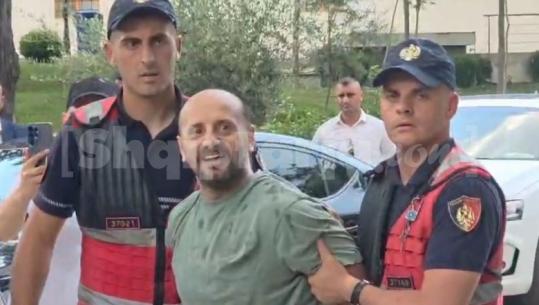 Deputetët priten me protestë jashtë Kuvendit! Ndjekin nga pas Tërmet Peçin, sulmojnë me vezë makinat e deputetëve! Ka të shoqëruar, mes tyre Dritan Goxhaj (VIDEO)