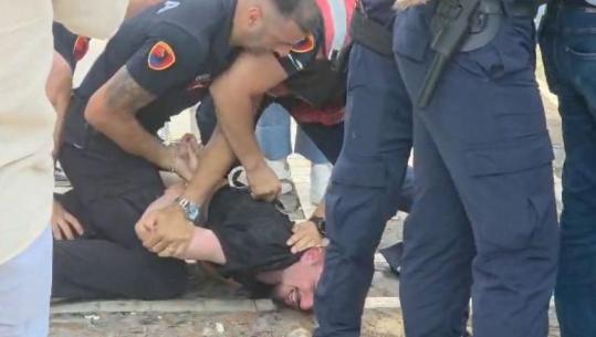 Protestuesit sulmojnë me vezë dhe shishe uji edhe efektivët, njërit i heqin kapelën! VIDEO nga momenti kur shoqërohen