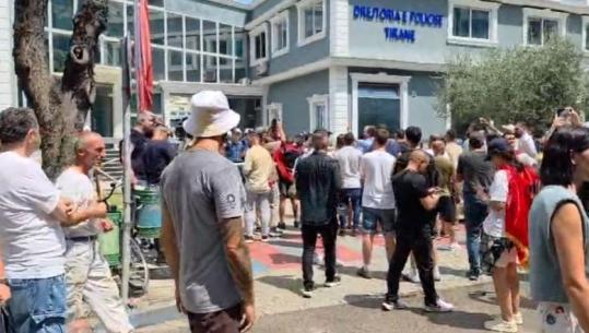 Shoqërimet pas tensioneve të Kuvendi, protestuesit mblidhen para Policisë së Tiranës: Arrestoni Ramën