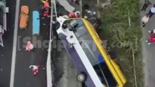 Autobusi i linjës së Beratit përmbyset në aksin Durrës-Tiranë, dy viktima