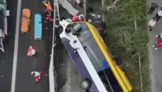 Autobusi i linjës së Beratit përmbyset në aksin Durrës-Tiranë, dy viktima! 7 të plagosur te Trauma 