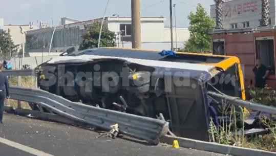 Aksident i rëndë me 2 viktima në aksin Durrës-Tiranë, autobusi përmbyset në mes të rrugës! 7 të plagosur të Truama (VIDEO)