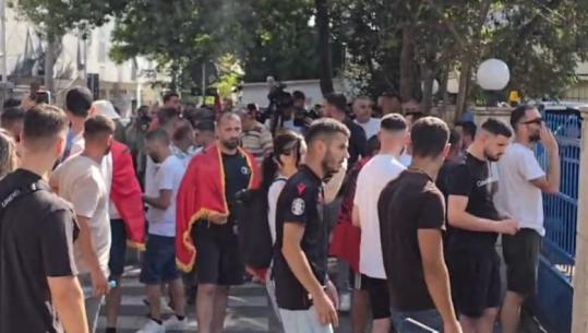 Shoqërimet pas tensioneve te Kuvendi, protestuesit mblidhen para Komisariatit nr.1 në Tiranë: Lironi çunat, polici bespreme!
