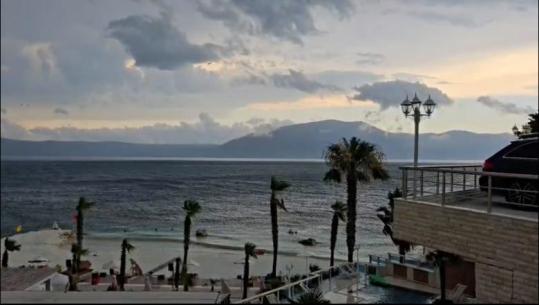 Stuhi vere në Vlorë e Himarë, pushuesit lënë plazhet, rëndohet trafiku në rrugët e jugut