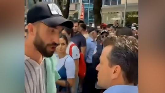 ‘Pse s’ishe me popullin?’ Balla poston videon, Shehaj i rrethuar nga protestuesit: E bëjnë për ‘një lek’, por ky s’ka as turp e as moral