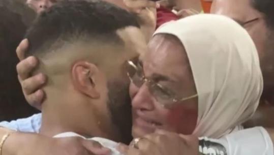 Emocione të forta te Maroku, nëna e Saibari-t s’i mban dot lotët! Përqafime me ‘yllin’ e ri të Bayern-it (VIDEO)