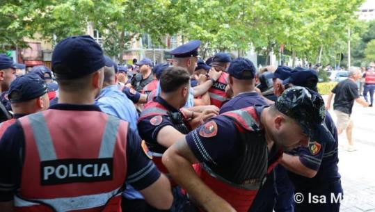 Protestuesit sulmojnë me vezë dhe shishe uji edhe efektivët, njërit i heqin kapelën! VIDEO nga sulmi dhe momenti kur shoqërohen qytetarët