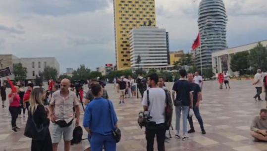 Protesta e 31-të, pas tensioneve te Parlamenti, qytetarët mblidhen te sheshi 'Skënderbej' dhe marshojnë drejt Kryeministrisë
