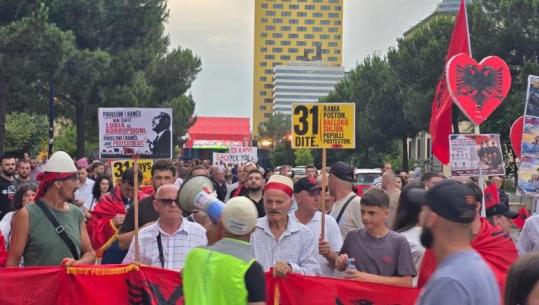 Protesta e 31-të, pas tensioneve te Parlamenti, qytetarët mblidhen te sheshi 'Skënderbej' dhe marshojnë drejt Kryeministrisë
