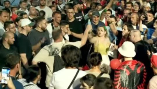 Tensione në turmën para Kryeministrisë, protesuesi lag me ujë një grua
