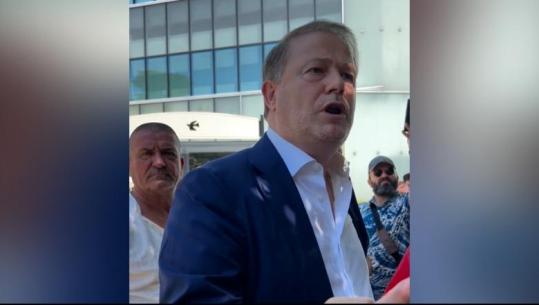 ‘Ndërrojeni doktorin o burr se s’bëhet nami’- Protestuesit largojnë nga tubimi para Kuvendit deputetin demokrat Gjin Gjoni: Jeni bashkëpunëtor në krim, s’na përfaqësoni!