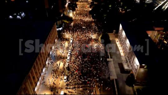 Pas tensioneve te Parlamenti, protesta e 31-të nis me tone kërcënuese, organizatori Arben Kola: Nuk mbajmë përgjegjësi për dhunën e popullit nga sot e tutje