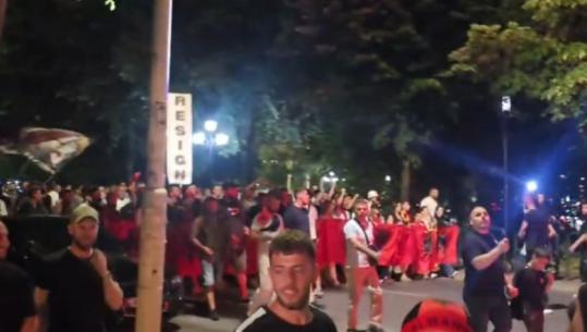 Protestuesit marshojnë para selisë së PD-së: Opozitë e shitur