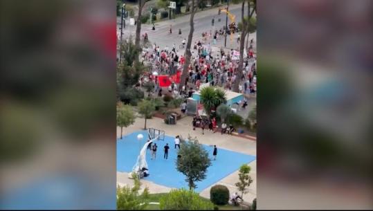 Të rinjtë që luajnë sport e një grup protestuesish që marshojnë, Rama publikon videon: Tirana evropiane me shije të ndryshme për kohën e lirë