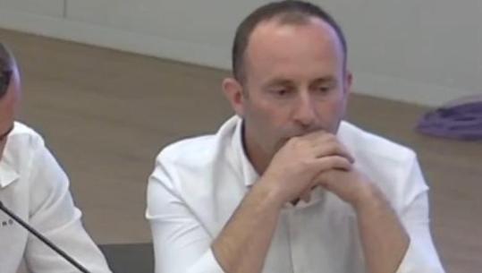 KAS e detyroi të vendosë, KQZ lë në detyrë Kreshnik Hajdari: S'është në kushtet e ndalimit për ushtrimin e detyrës, dënimin e shleu me punë në komunitet