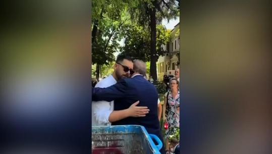 VIDEOLAJM/ Dje sulmonte deputetët e PS, sot Shpend Gashi përqafohet me Gjin Gonin në protestë