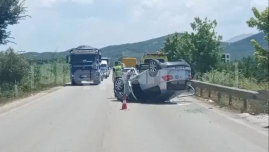 Aksident në aksin Lushnje-Berat/ Shoferi humbi kontrollin, makina kthehet përmbys, 4 të plagosur