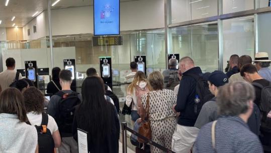 Pasagjerët presin deri në 5 orë, avionët nisen gjysmë bosh, linjat ajrore kërkojnë pezullimin e kontrolleve të reja biometrike në kufijtë e Bashkimit Europian