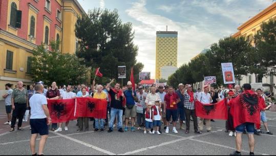 Qytetarët sërish në protestë, nis marshimi drejt Kryeministrisë