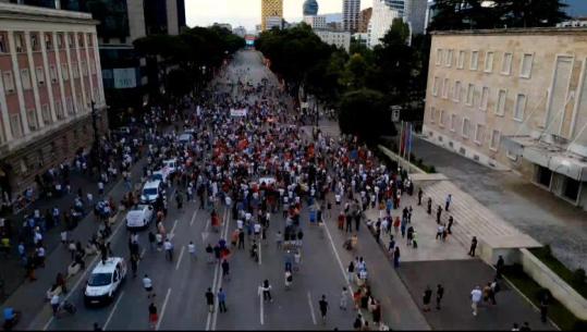 Qytetarët sërish në protestë, mblidhen te Kryeministria! Ritheksojnë kërkesat drejtuar qeverisë Rama